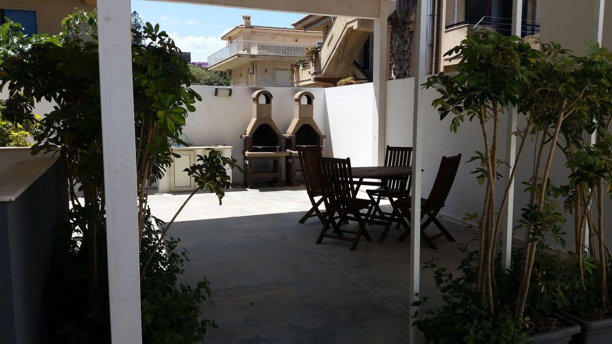 Mareinsicilia: Appartamenti Larica Cava dʼAliga Exterior foto